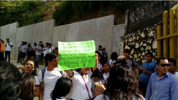 Protesta en el exterior de la Universidad Autónoma de Guerrero. Foto: La Jornada