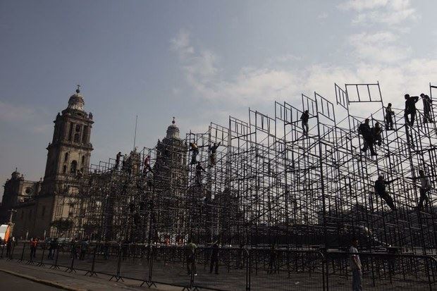 Personal militar comenzó a retirar del Zócalo las gradas que se habían comenzado a instalar para celebrar el aniversario de la Revolución mexicana. Foto: La Jornada