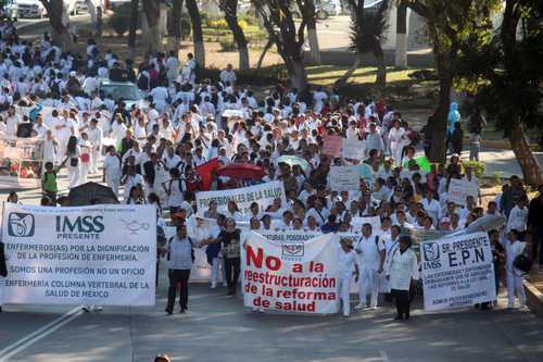 Enfermeras y enfermeros de diversas dependencias de Puebla marcharon rumbo al zócalo de esa ciudad para exigir que se abroguen las reformas a la Ley General de SaludFoto José Castañares/ La Jornada de Oriente