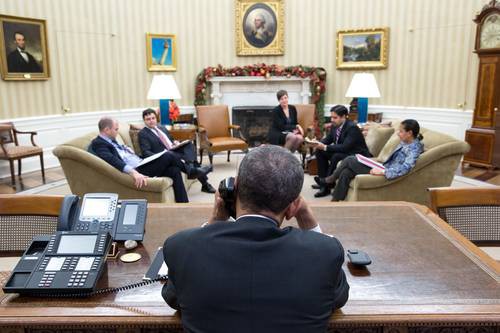 En una reunión del Consejo de Seguridad Nacional, celebrada el martes pasado en el salón Oval de la , el presidente estadunidense, Barack Obama, al teléfono con el mandatario cubano, Raúl Castro Foto Casa Blanca