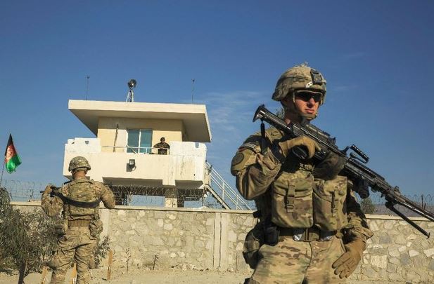 Un soldado estadunidense resguarda un puesto de guardia del Ejército Nacional afgano en la provincia de Laghman, este domingo. Foto Reuters