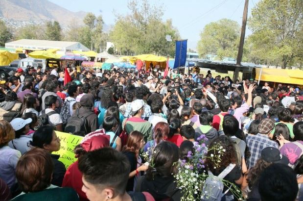 Estudiantes que marcharon al Reclusorio Norte esperan información sobre la liberación de los tres estudiantes detenidos el pasado 1 de diciembre. Foto: La Jornada