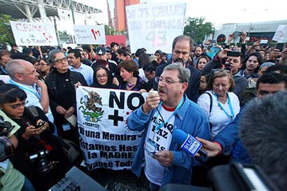 Aspectos de la manifestación por Ayotizanapa; participan escritores como Paco Ignacio Taibo II, Juan Villoro, Elena Poniatowska, entre otros ■ FOTOS: ALEJANDRO ORTEGA NERI
