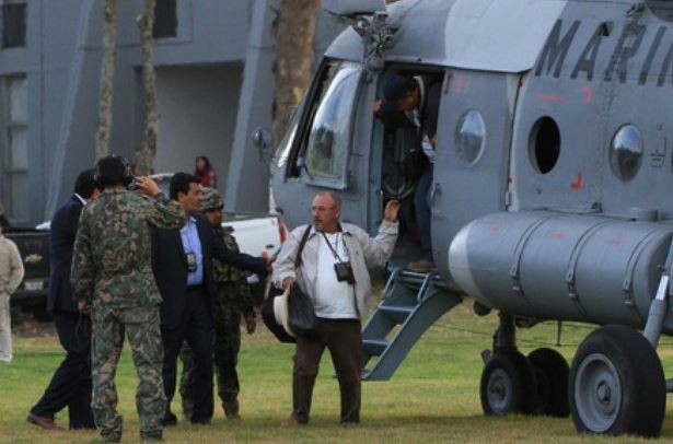Hipólito Mora, ex líder de autodefensas de la tenencia de Felipe Carrillo Puerto (La Ruana), así como otros 25 hombres y una mujer, fueron llevados en un helicóptero de la Armada ante un juez al penal de Mil Cumbres. Foto Ignacio Juárez
