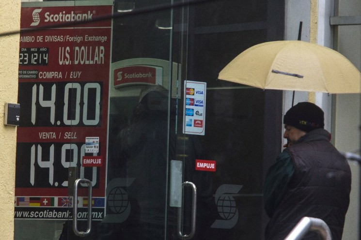 Cotización del dólar en bancos de la ciudad de México, el 24 de diciembre de 2014. Foto Enrique Ordoñez / Cuartoscuro