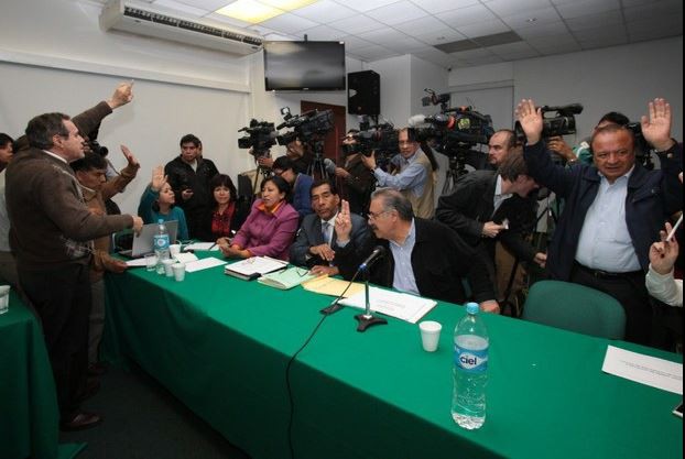 Ahorradores defraudados de Ficrea y autoridades de la Condusef, CNBV y la Banca de Desarrollo, durante las negociaciones de este lunes. Foto Pablo Ramos