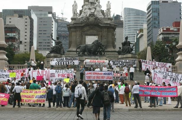 Marcha de ahorradores defraudados por Ficrea, en imagen del 23 de diciembre pasado. Foto Guillermo Sologuren