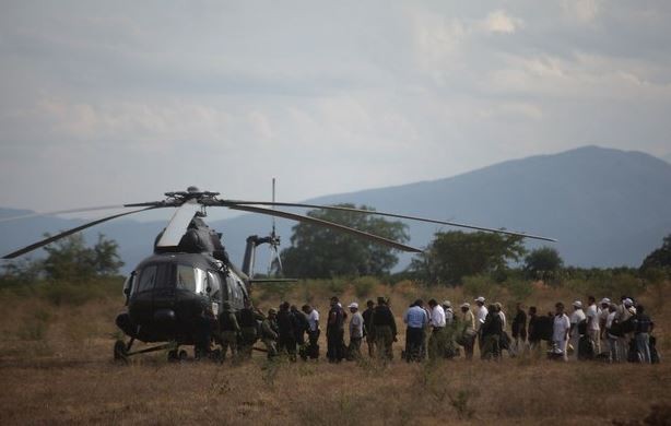 Miembros de la Fuerza Rural comandados por Hipólito Mora fueron trasladados en un helicóptero de la Policía Federal a la ciudad de Morelia para declarar por el encuentro armado que sostuvieron con el grupo liderado por “El Americano” el pasado 16 de diciembre. Foto: Cuartoscuro