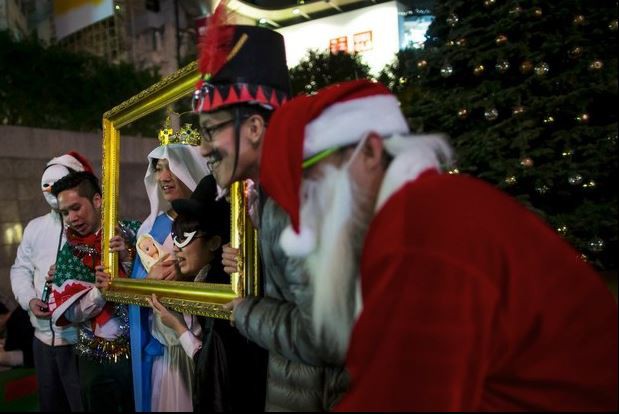 Personas celebran la Navidad en el centro de Hong Kong. Foto Reuters