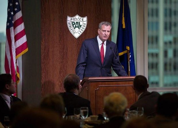 El alcalde de Nueva York, Bill de Blasio, durante una conferencia hoy en Manhattan. Foto Reuters