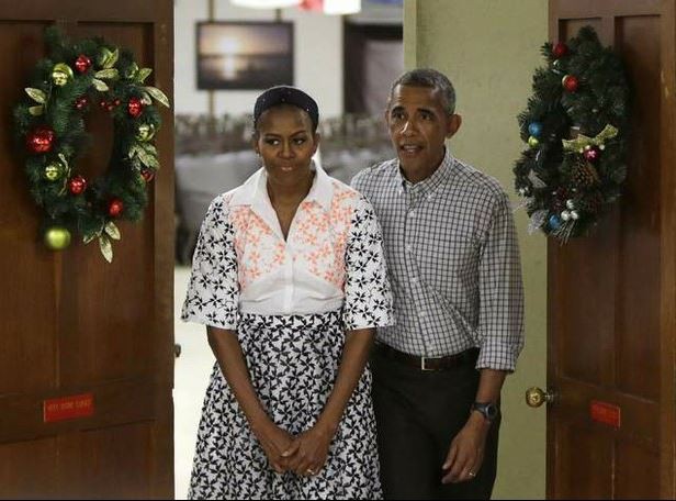 El presidente Barack Obama y su esposa Michelle, en la bahía Kaneohe, en Hawai, donde pasaron Navidad. Foto Reuters