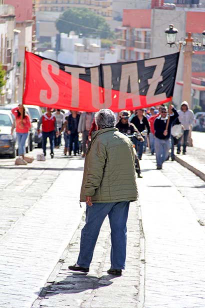 Contingente del Stuaz durante la marcha por el Centro Histórico de la ciudad ■ FOTO: ANDRÉS SÁNCHEZ