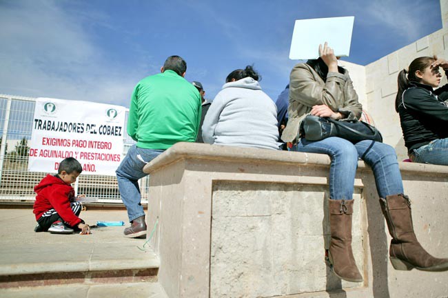 Esperan manifestantes que el pago se realice en el transcurso de este viernes y así liberar las instalaciones de Ciudad Administrativa y Sefin ■ FOTO: ANDRÉS SÁNCHEZ