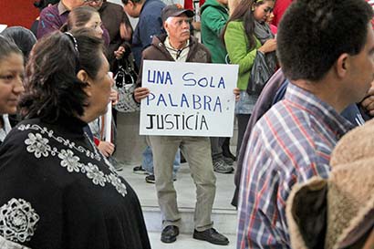 Ex trabajadores migrantes durante su manifestación en el recinto legislativo ■ FOTO: ANDRÉS SÁNCHEZ