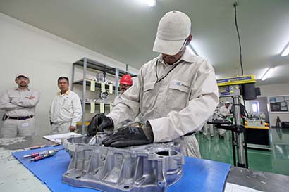 En la industria manufacturera se tuvó una caída de 5.2 por ciento de la riqueza generada durante 2013 ■ foto: La Jornada Zacatecas