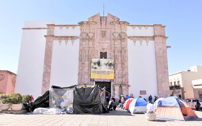 Aspectos de la entrada al recinto legislativo de Zacatecas ■ foto: ernesto moreno
