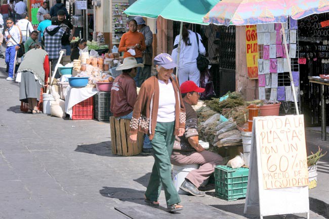 Según otro indicador de la encuesta, 18.5% de los empresarios zacatecanos dijo sentirse afectado por la presencia de economía informal ■ FOTO: LA JORNADA ZACATECAS