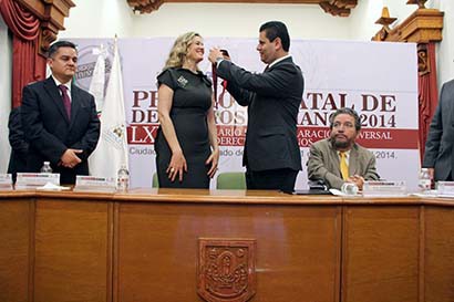 Autoridades estatales entregaron el premio estatal de Derechos Humanos a la actriz y modelo Rebecca de Alba ■ FOTO: ANDRÉS SÁNCHEZ