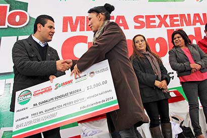 En el evento se entregaron más de 5 mil 500 microcréditos por un valor total de 16 millones 249 mil pesos ■ foto: andrés sánchez