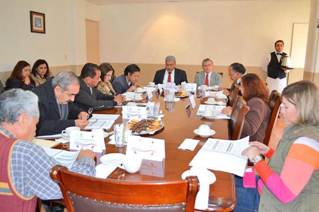 Aspecto de la reunión de los integrantes de la junta de gobierno del IZEA ■ foto: LA JORNADA ZACATECAS