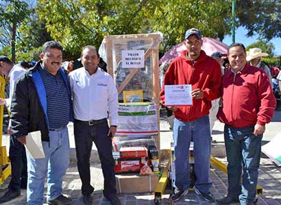 El titular del SNE Zacatecas también entregó maquinaria y equipo para los nuevos negocios ■ FOTO: LA JORNADA ZACATECAS