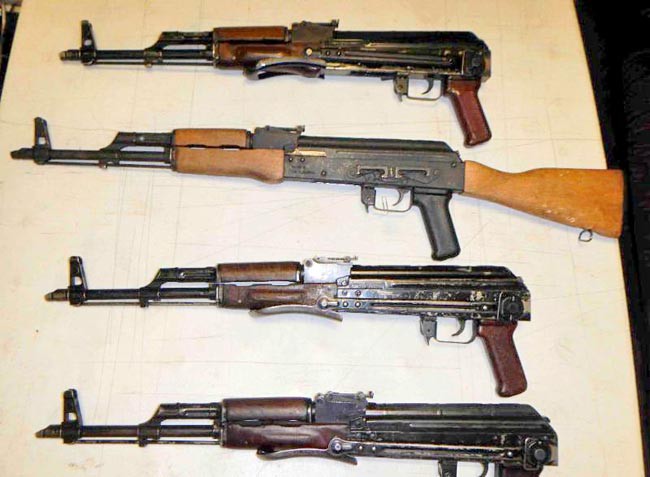 Los cuatro fusiles AK-47 incautados ■ FOTO: LA JORNADA ZACATECAS