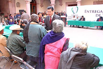 La entrega de visas a 108 zacatecanos mayores de 60 años fue encabezada por el gobernador Miguel Alonso Reyes ■ FOTO: ANDRÉS SÁNCHEZ