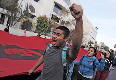Acompañados por cientos de alumnos de la Normal Rural de San Marcos y la UAZ, padres de familia y compañeros de los estudiantes de Ayotzinapa desaparecidos hace 70 días, encabezaron una nueva marcha en la capital del estado, en esta ocasión como parte de la caravana titulada “Agradecidos con la solidaridad, la situación actual y el intercambio de experiencias en torno a 43 rostros, 43 nombres, 43 sueños” ■ FOTO: ERNESTO MORENO