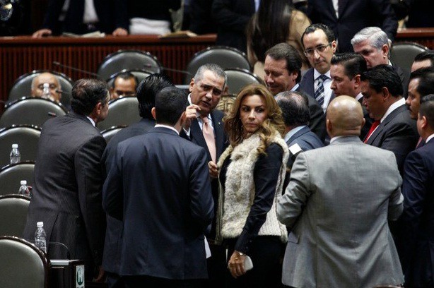 La bancada del PRI, encabezada por Manlio Fabio Beltrones, durante la sesión ordinaria en la Cámara de Diputados. Foto Cuartoscuro