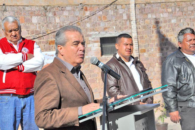 En el uso de la voz José Olvera, dirigente estatal del Revolucionario Institucional ■ foto: La Jornada Zacatecas