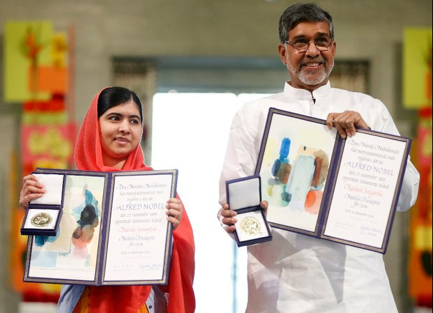 El Premio Nobel de la Paz fue entregado hoy a Malala Yousafzai, joven paquistaní que fue baleada por talibanes por defender el derecho de las mujeres a la educación, y a Kailash Satyarthi, activista indio que lucha contra el trabajo forzado infantil. Foto Ap
