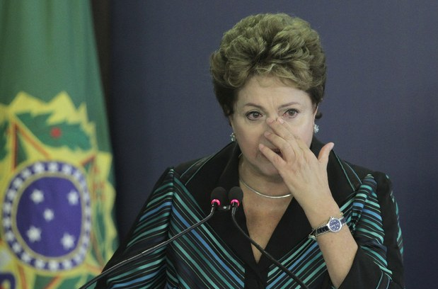 La presidenta de Brasil, Dilma Rousseff, llora al presentar el Informe de la Comisión Nacional de la Verdad, en el palacio presidencial de Planalto, en Brasilia, este miércoles. Foto Ap
