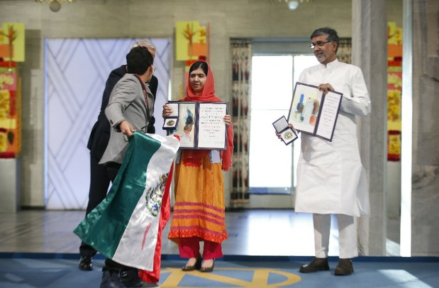 Adán Cortés, alumno de relaciones internacionales en la UNAM, irrumpió ayer en la ceremonia del Premio Nobel de la Paz con una bandera mexicana, para pedir a la galardonada Malala Yousafzai no olvidarse de México y fue retirado por agentes de seguridad. Foto Xinhua