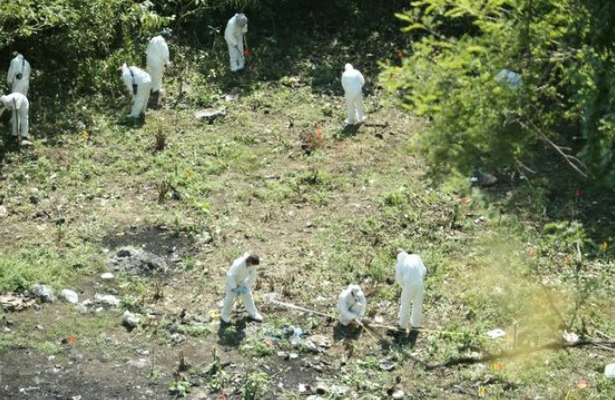Peritos de la PGR a unos cien metros del basurero de Cocula. Foto Jesús Villaseca