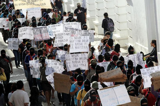 Unos 15 mil integrantes del EZLN marcharon en San Cristóbal de las Casas, en apoyo a los normalistas de Ayotzinapa, el pasado 8 de octubre. Foto Cuartoscuro