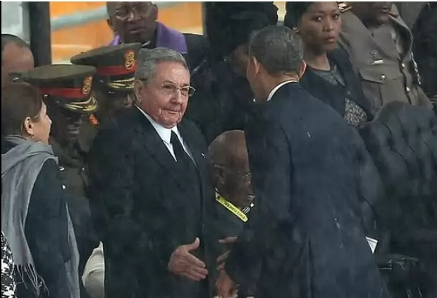 Histórico apretón de manos entre Raúl Castro y Barack Obama en los funerales del ex presidente sudafricano, Nelson Mandela, en diciembre de 2013. Foto Ap