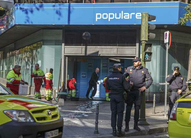 Policías realizan guardia a la entrada del Partido Popular en Madrid. Foto Reuters