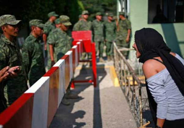 Padres de los 42 estudiantes normalistas desaparecidos se manifestaron frente a las instalaciones del 27 batallón de infantería del Ejército Mexicano en Iguala, Guerrero Foto Lenin Ocampo
