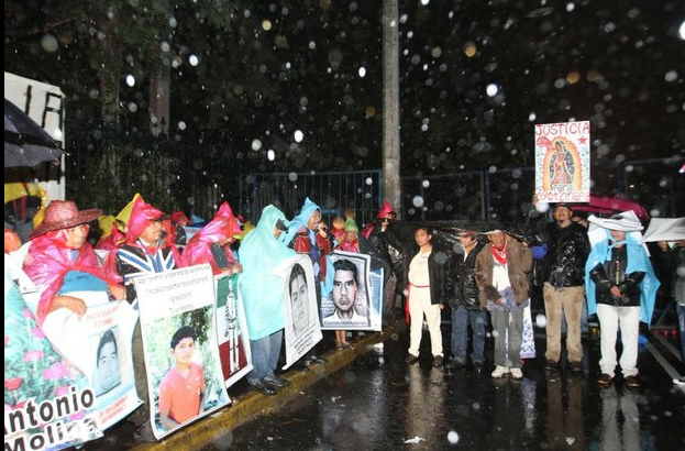 Padres de normalistas acompañados de otros manifestantes intentaron llegar a Los Pinos para pedir al presidente Peña Nieto solución al caso de los estudiantes desaparecidos. Foto Roberto García