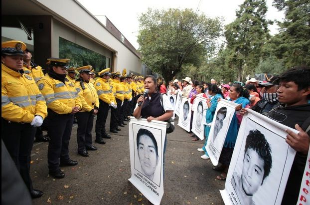 embajada2.JPG Familiares y compañeros de los normalistas de Ayotzinapa, ante los agentes que resguardan la embajada de Alemania en el DF. Foto Pablo Ramos