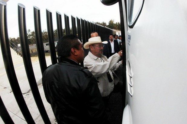 Hipólito Mora Chávez es trasladado al Cereso David Franco Rodríguez “Mil Cumbres”, en medio de un fuerte dispositivo de seguridad el 27 de diciembre del 2014. Foto Cuartoscuro