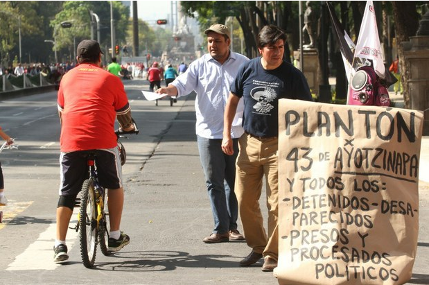 Plantón por los 43 normalistas desaparecidos en Ayotzinapa, frente a la PGR, en avenida Reforma, en imagen de ayer. Foto Maria Luisa Severiano