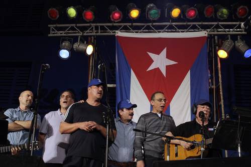 Los cinco, Gerardo Hernández, René González, Ramón Labanino, Fernando González y Antonio Guerrero, cantan con Silvio Rodríguez Foto Reuters