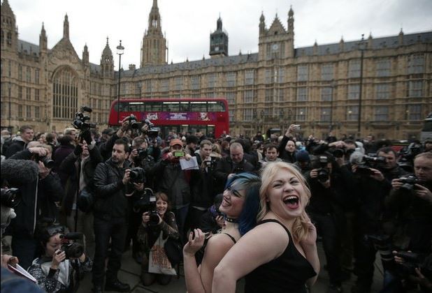 Protesta de activistas a favor del porno duro protestaron frente al parlamento británico. Foto Ap