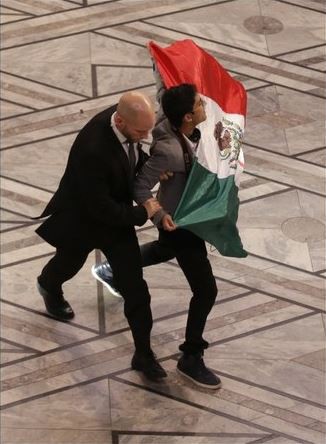 El mexicano Adán Cortés es escoltado por un elemento de seguridad después de manifestarse en la entrega del Premio Nobel de la Paz en Noruega, el pasado 10 de diciembre. Foto AP