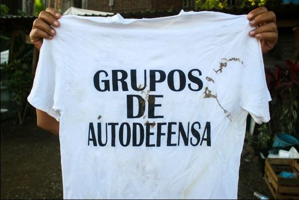 Personas con camisetas con la leyenda de autodefensas realizan los bloqueos carreteros. Foto: Cuartoscuro / archivo