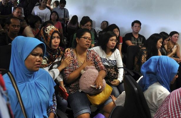 Familiares de los pasajeros del vuelo QZ8501 de Air Asia esperan noticias del avión que desapareció este domingo, cuando cubría una ruta entre Indonesia y Singapur. Foto Reuters