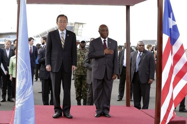 Ban Ki-Moon, secretario de la ONU, llega a Monrovia en Liberia, durante su gira por los países afectados por el ébola. Foto AP