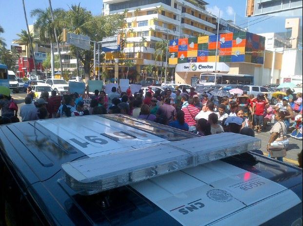 Alrededor de 200 profesores bloquean un sentido de la costera Miguel Alemán, en Acapulco, para exigir seguridad en escuelas de la localidad. Foto: La Jornada