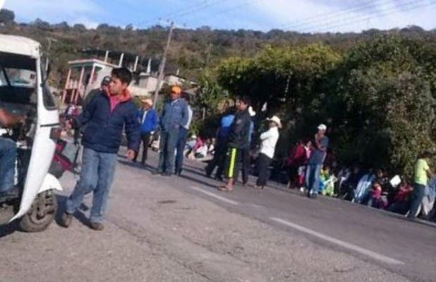 Bloqueo en la carretera que comunica a Tuxtla Gutiérrez con diversos municipios del norte y los Altos de Chiapas. Foto: La Jornada